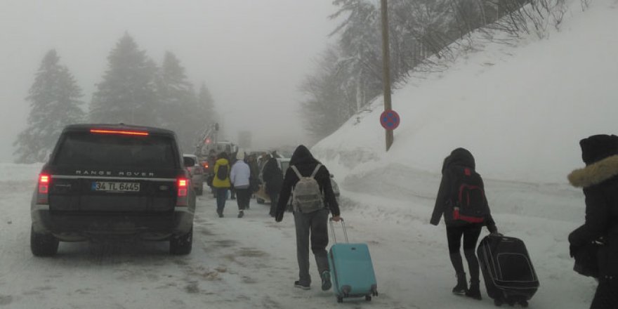 İSTANBULLU KAR TATİLİ YAPTI TRAFİK KİLİTLENDİ