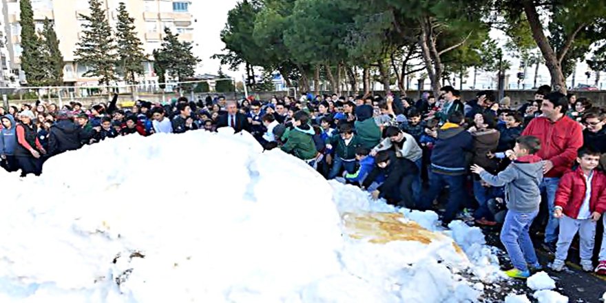 ANTALYA'YA KAMYONLARLA KAR YAĞDIRDILAR