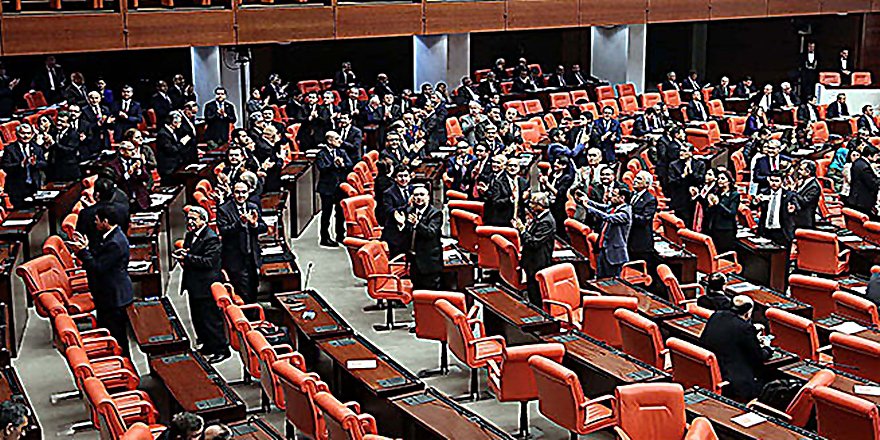 MECLİSTE 2. TUR 1. MADDE OYLANDI; KABUL VE PROTESTO EYLEMİ