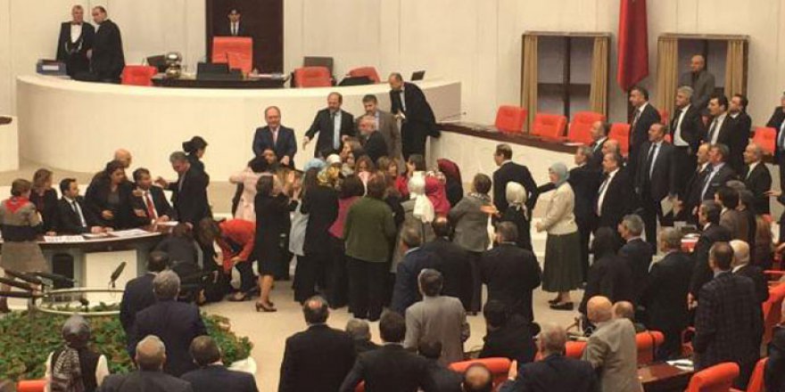 MECLİSTE BÜYÜK KARIŞIKLIK; KÜRSÜYE KENDİSİNİ KELEPÇELEDİ