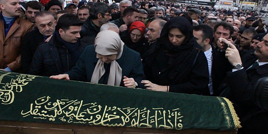 MERAL AKŞENER AĞABEYİNİ BÖYLE YOLCU ETTİ