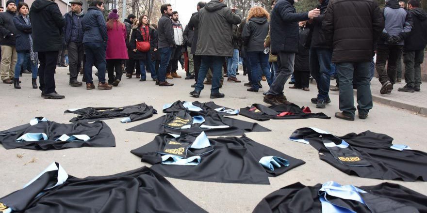 ÜNİVERSİTEYİ BASAN POLİSİN YAPTIĞI  GÖSTERİYE BÜYÜK TEPKİ