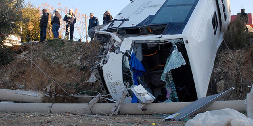 ANTALYA'DA OTEL SERVİSİ DEVRİLDİ: 6 YARALI