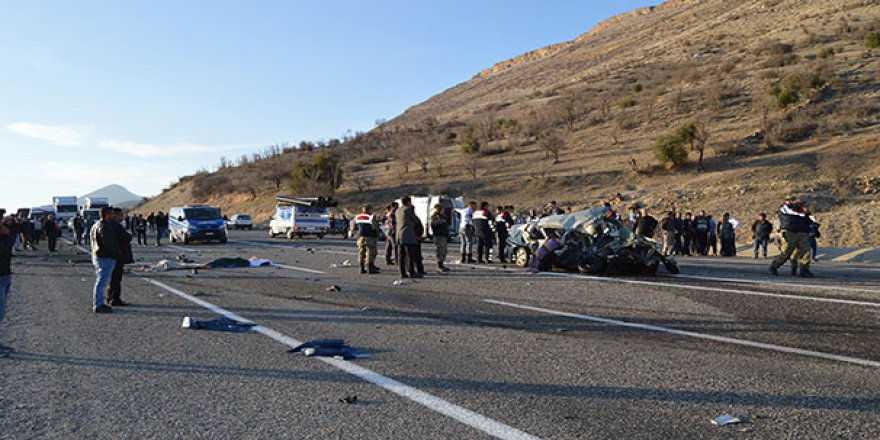 ADIYAMAN'DA FECİ KAZA: 4 ÖLÜ 2 YARALI