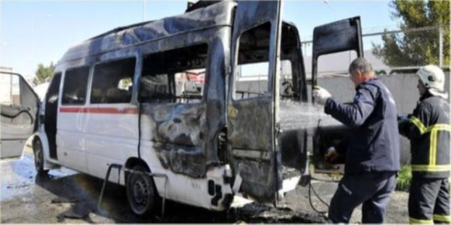 BABASINA KIZDI SERVİS MİNİBÜSÜNÜ YAKTI