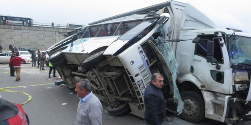 İSTANBUL'DA FECİ KAZA: 20 YARALI