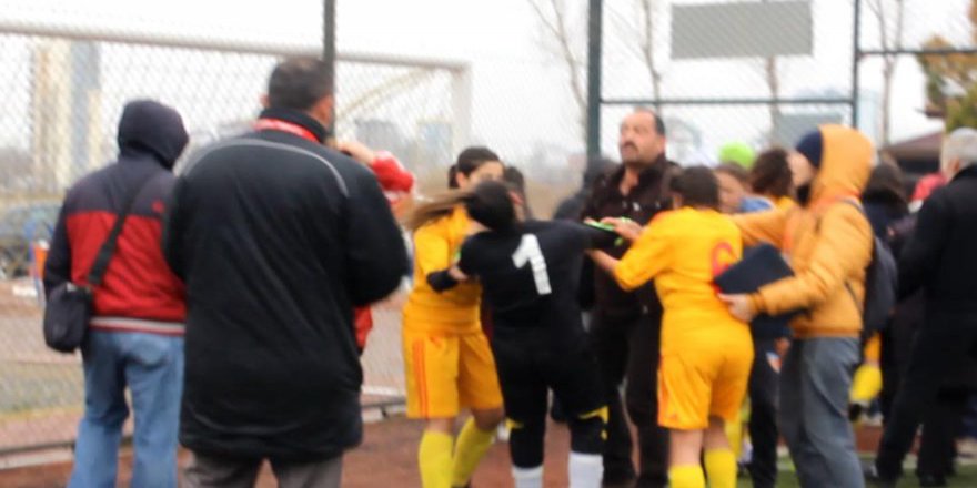 KAYSERİ'DE KADIN FUTBOLCULAR KAVGA ETTİ