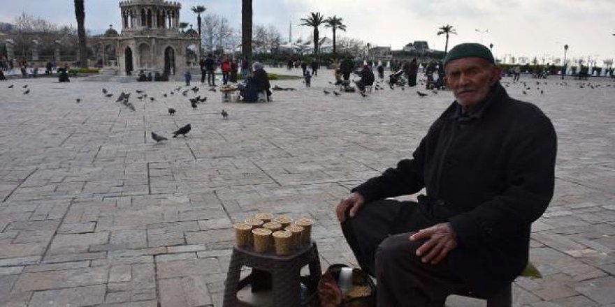 Zabıta 22 yıldır yem satan dedenin yemlerini yere döktü