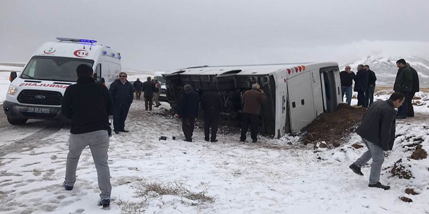 Cenazeden dönenleri taşıyan midibüs devrildi: 2 ölü, 5 yaralı