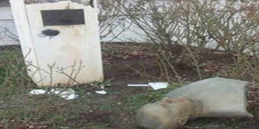 Ünlü şairin büstüne saldırı
