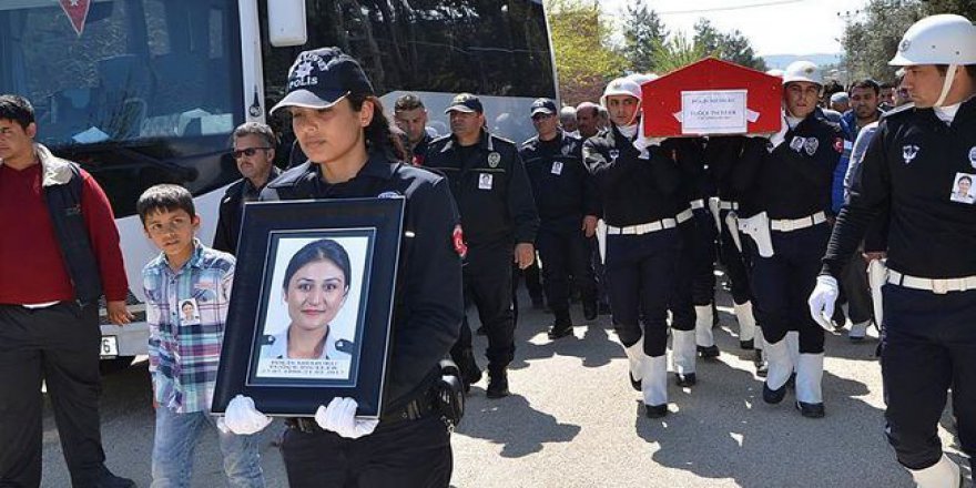 Kadın polisin tabanca temizleme faciası