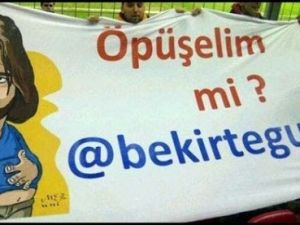 GS Taraftarından  "Öpüşelim mi"  Pankartı