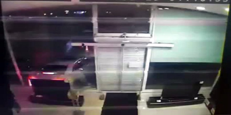 İstanbul'da lüks otomobille AVM'ye dalıp soygun yaptılar