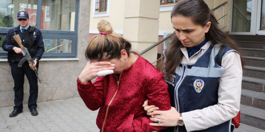 Yolda karşılaştığı eski sevgilisini bıçakladı