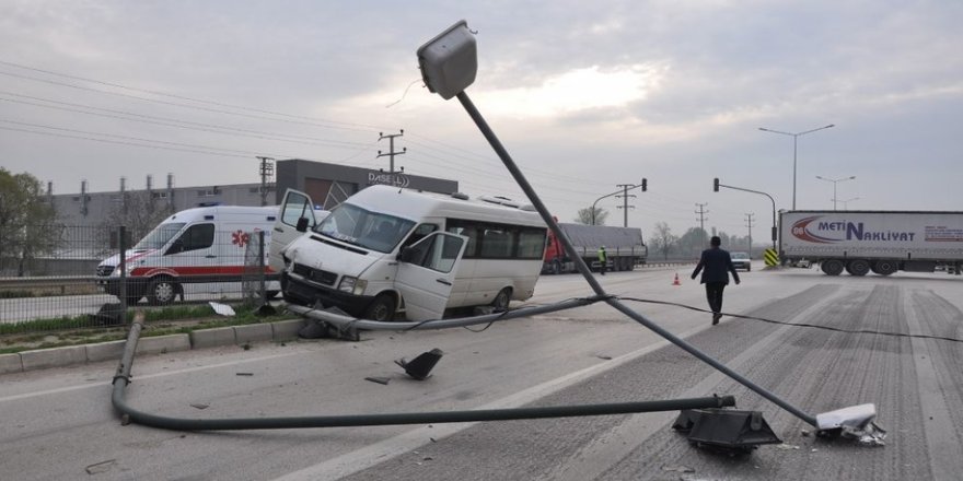 Bursa'da işçi servisine TIR çarptı: 15 yaralı