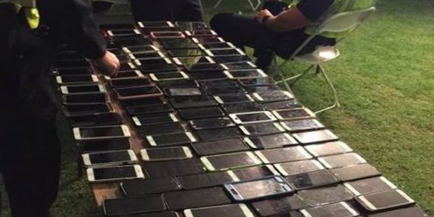 Festivale gitti birer birer 100 akıllı telefon çaldı
