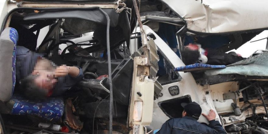 Konya'da kamyonlar kafa kafaya çarpıştı: 1 ölü, 1 yaralı