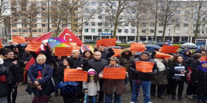 Almanya'da referandum protestosu