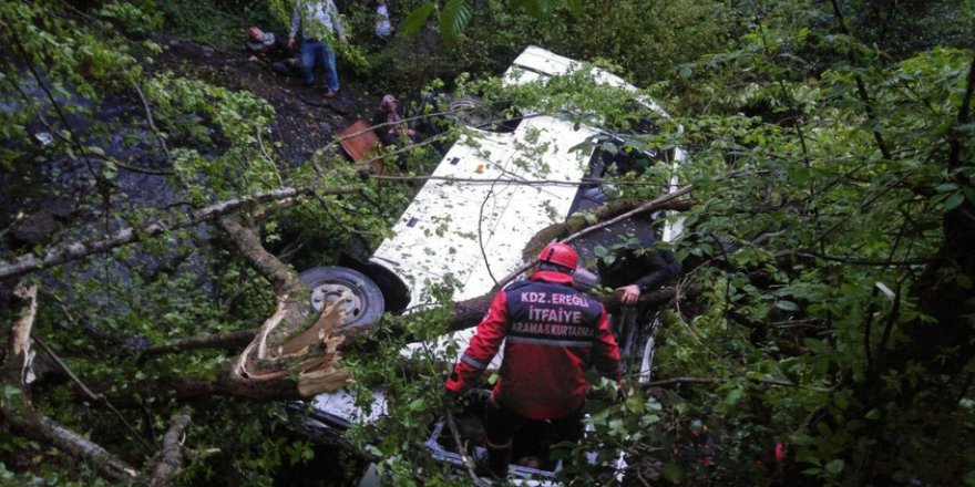 Yolcu midibüsü şarampole yuvarlandı: 10 ölü, 16 yaralı