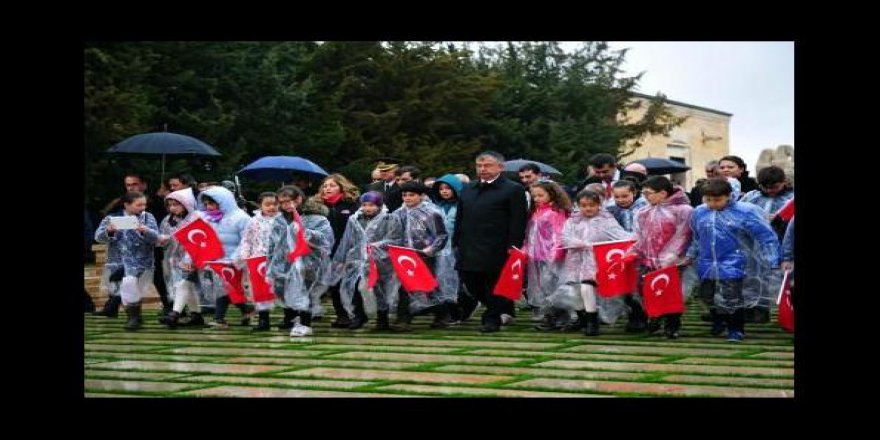 Anıtkabir'de karlı 23 Nisan... Törene bakın kimler katılmadı