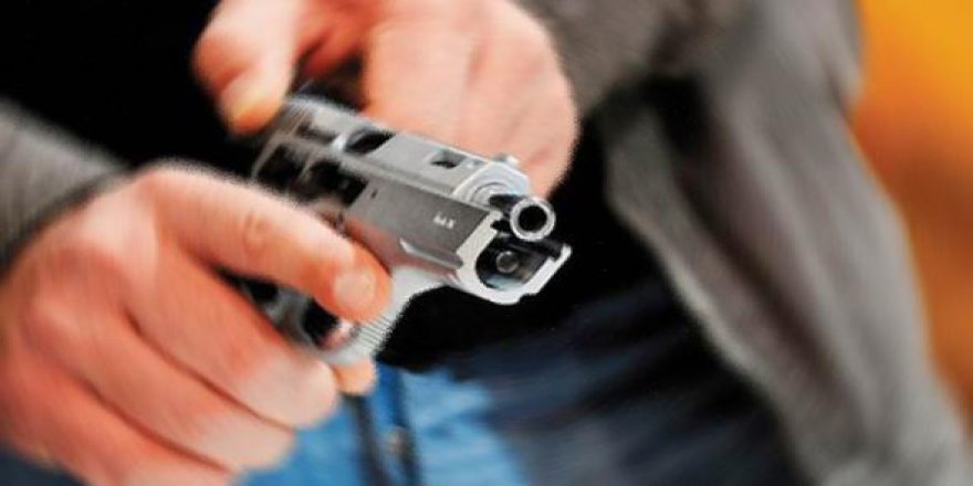 Boşanma davası çıkışı karısına kurşun yağdırdı