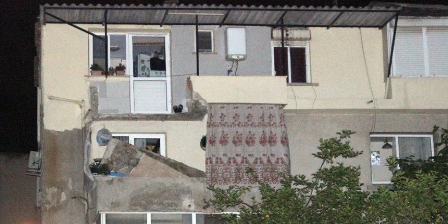 Yemek yerken üzerlerine balkon çöktü