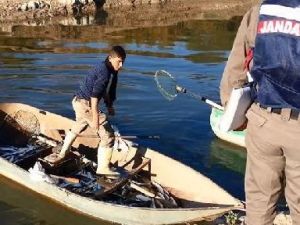 Elektirikle Balık Avlayan Suriyeliler Yakalandı