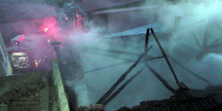 Patlayan televizyon 2 evi kül etti