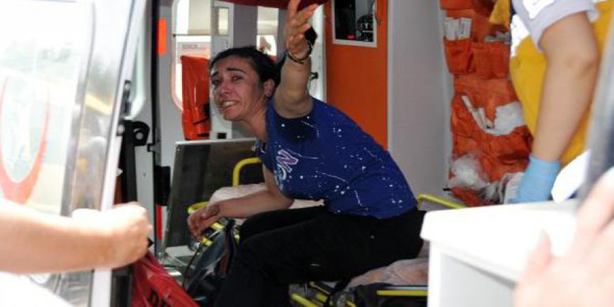 Antalya'da öfkeli koca hem eşini hem taksi şoförünü bıçakladı