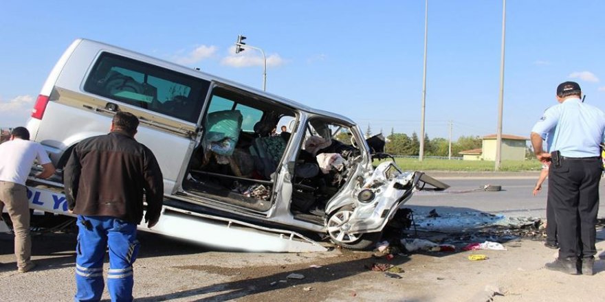 Eskişehir'de TIR ile otomobil çarpıştı: 2 ölü 7 yaralı