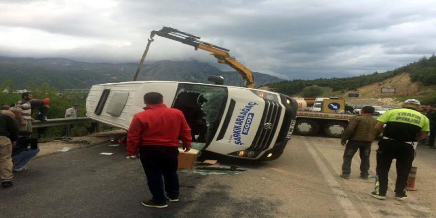 Isparta'da yolcu minibüsüyle kamyon çarpıştı: 2’si ağır, 18 yaralı