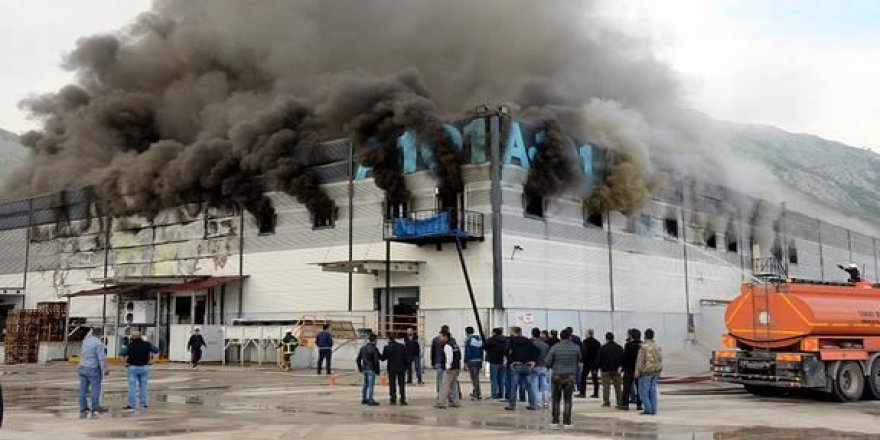Ünlü market zincirinin deposunda yangın