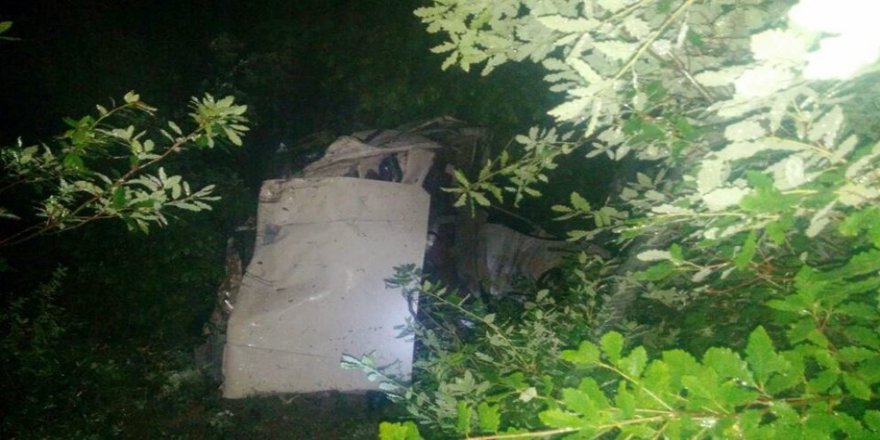 Otomobil uçuruma yuvarlandı: 2 ölü ​