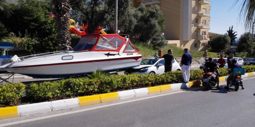 Kuşadası'nda otomobil yata çarptı