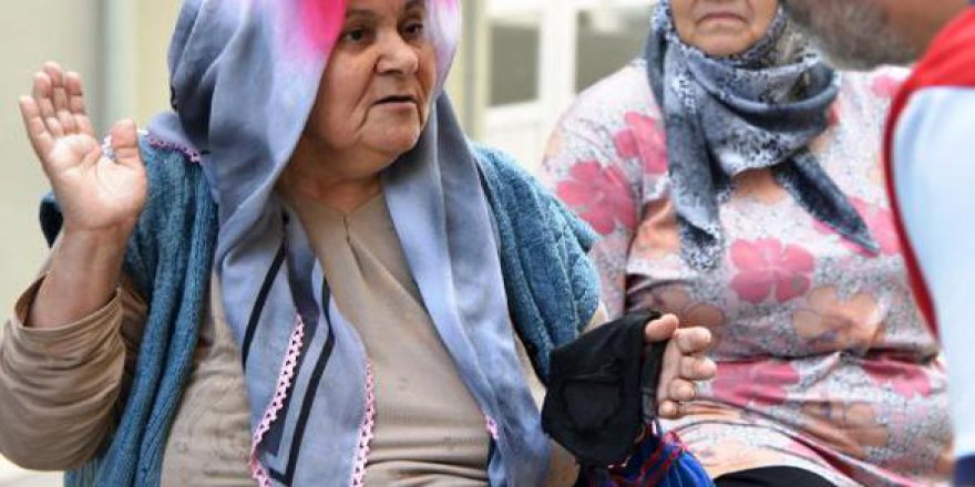 Antalya'da yaşlı kadını tekme atıp gasp ettiler