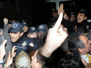 Erdoğan'ı karşılayanlarla polis birbirine girdi