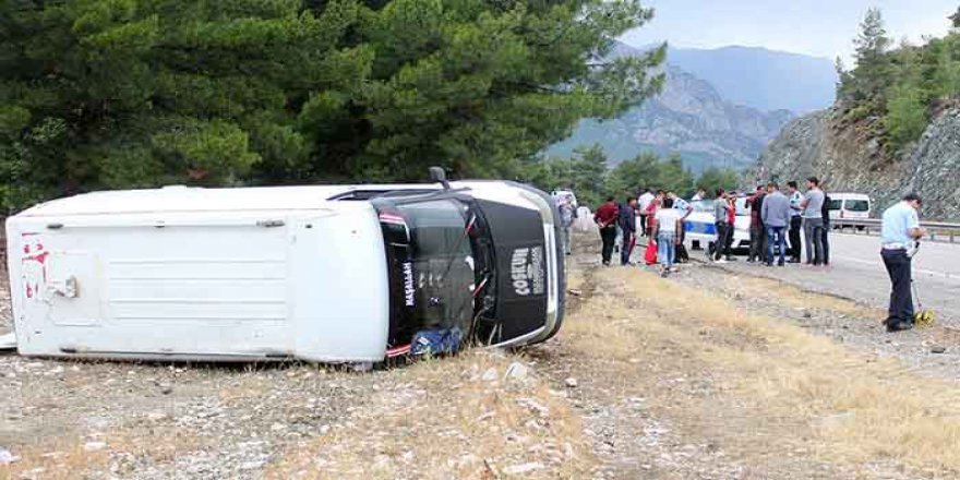 Antalya'da Otel servis aracı devrildi