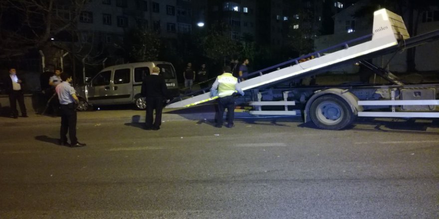 Taksiden inen 3 gence araba çarptı: 1 ölü 3 yaralı