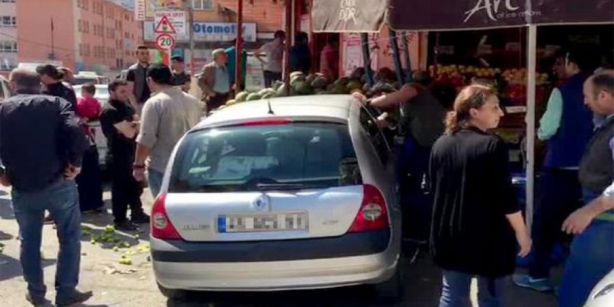 Bonzaili sürücü aracıyla markete girdi