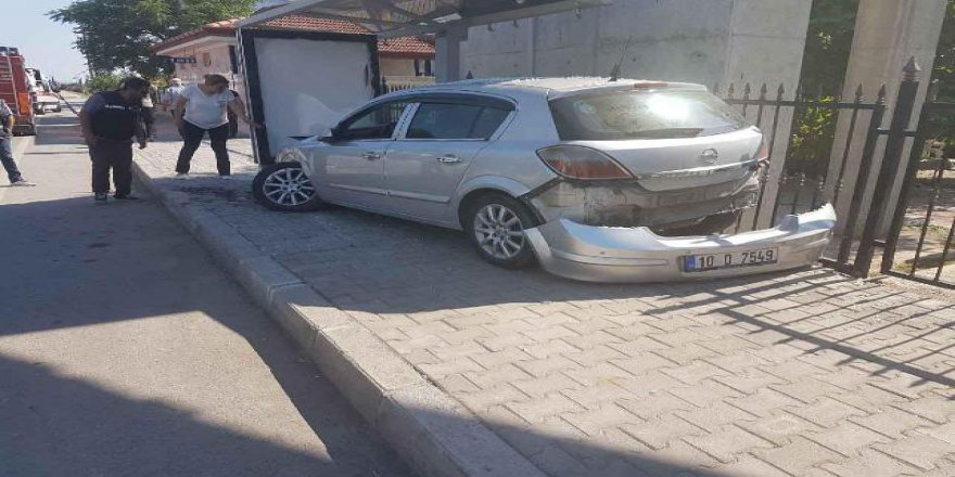 Öğretmenin otomobili durağa çarptı: 1'i ağır 5 öğrenci yaralı