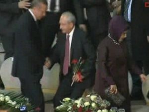 Erdoğan Kılıçdaroğlu'nun Elini Sıktı