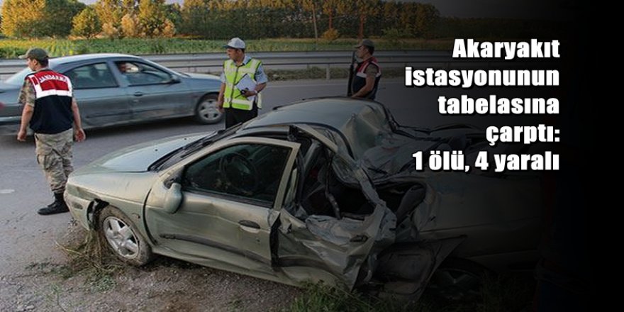 Akaryakıt istasyonunun tabelasına çarptı: 1 ölü, 4 yaralı