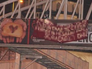 Beyoğlu'nda bomba süsü verilmiş pankart