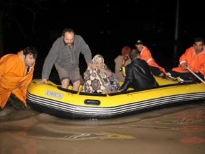 İnsanlar botlarla kurtarıldı, araçlar sele kapıldı