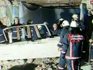 Fatih’te 2 katlı bina ÇÖKTÜ!