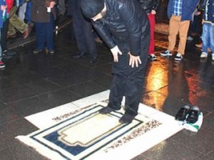 Kutlamaların yapıldığı meydanda namaza durunca!