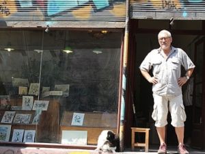 Beyoğlu'nun Asırlık Kitapçısı Kapanıyor