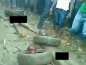 4 genç yakılarak linç edildi!