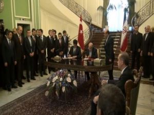 İran'da Anlaşma Töreninde Komedi