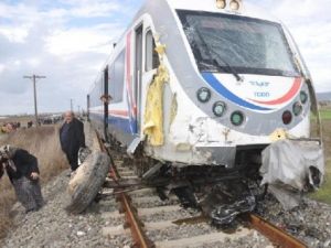 Hızlı Tren Aracı İkiye Böldü